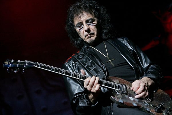 04 - Tony Iommi 01 - 1000x660