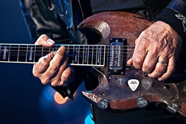 04 - Tony Iommi 06 - 1000x660